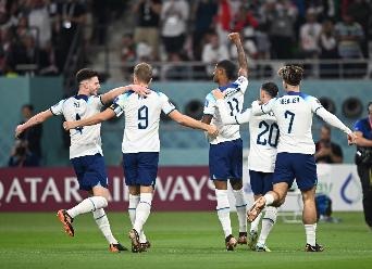拉塞尔8中2遭狂喷：该退役不配登场 十足的混蛋 湖人交易他赢麻